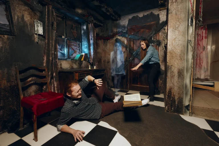 Couple trying to escape from burnt room with a ghost girl